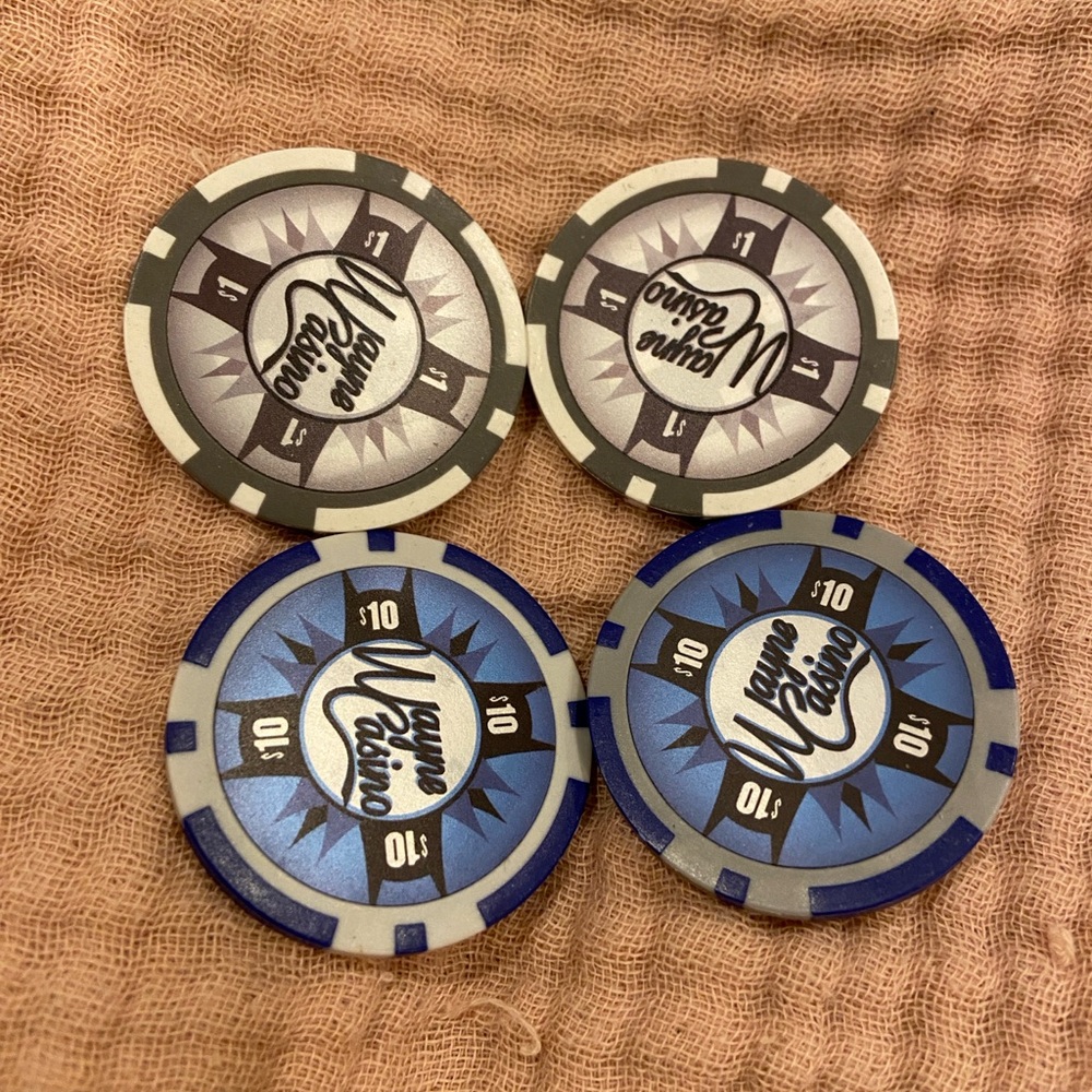 4 DC SDCC 2011 Wayne Casino poker chips two $10 and two $1